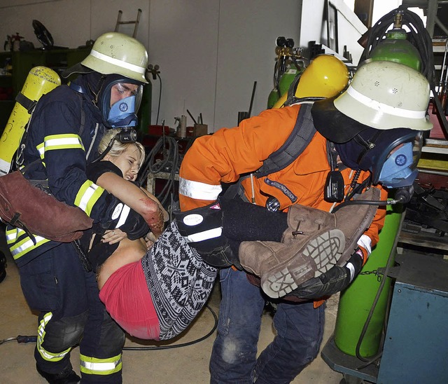 Kiechlinsbergen. Da diese  Verletzte n...hrleute aus der Gefahrenzone getragen.  | Foto: Roland Vitt