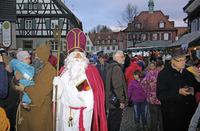 Hochbetrieb herrschte am spten Sonnta...o der Nikolaus die Kinder beschenkte.   | Foto: Hassler