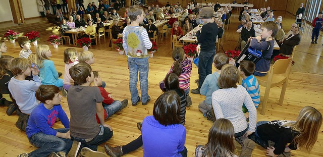 Der Schulchor der Grundschule unter Le...als 100 Gste beim Seniorennachmittag.  | Foto: Dieter Erggelet