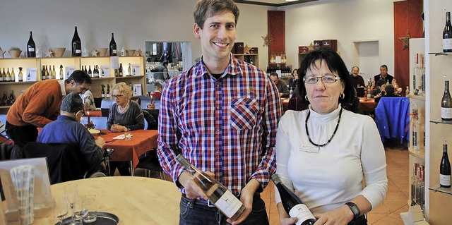 Geschftsfhrer Michael Heintz und Bar... weien und roten Winzerglhwein vor.   | Foto: Sedlak