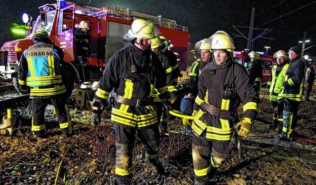 Beim angenommenen Unfall auf den Gleis...as brennende Fahrzeug gelscht werden.  | Foto: Mller