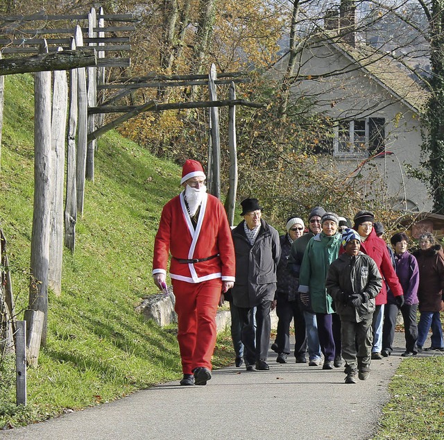 Der Nikolaus fhrt die Gruppe ber  den Adelberg.  | Foto: Luisa Koch