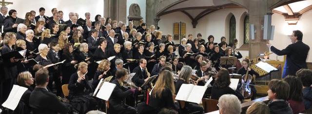 Die Markgrfler Bezirkskantorei fhrte...um in der Mllheimer Stadtkirche auf.   | Foto: Dorothee Philipp