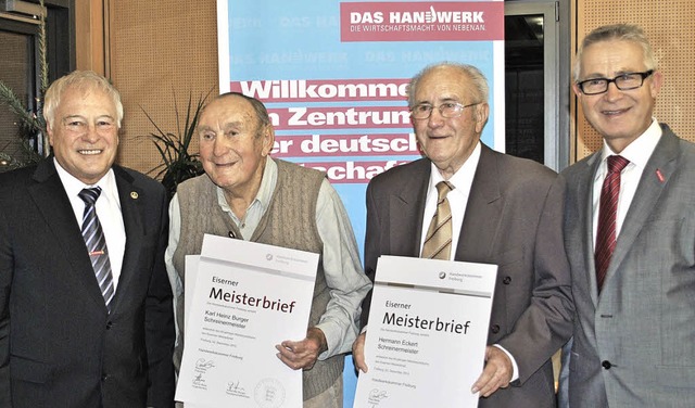 Prsident Paul Baier (von links) ehrte...Kreishandwerksmeister Andreas Drotleff  | Foto: ullmann