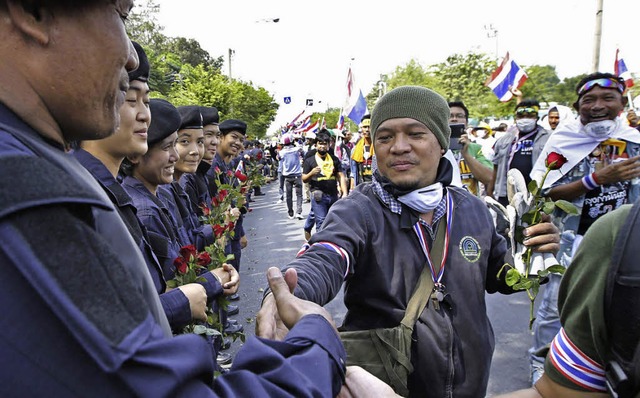 Rosen fr die friedlichen Ordnungskrfte gab es in Bangkok.  | Foto: dpa