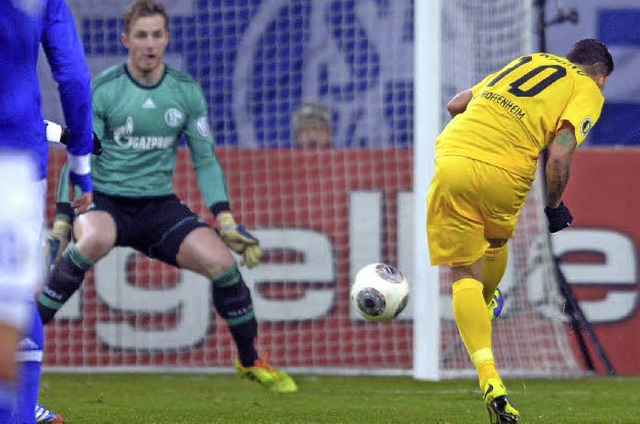 Der Hoffenheimer Roberto Firmino erzie... gegen Schalkes Torwart Ralf Fhrmann.  | Foto: dpa