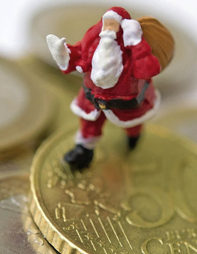 Bei manchen winkt nicht nur der  Weihnachtsmann, sondern  auch Extra-Geld.   | Foto: Warnecke (dpa)