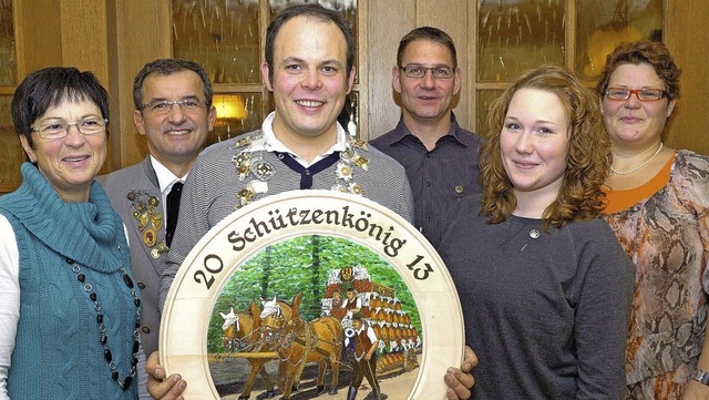 Der neue Jechtinger  Schtzenknig Alexander Garcia mit seinem Hofstaat.   | Foto: Jrgen Schweizer