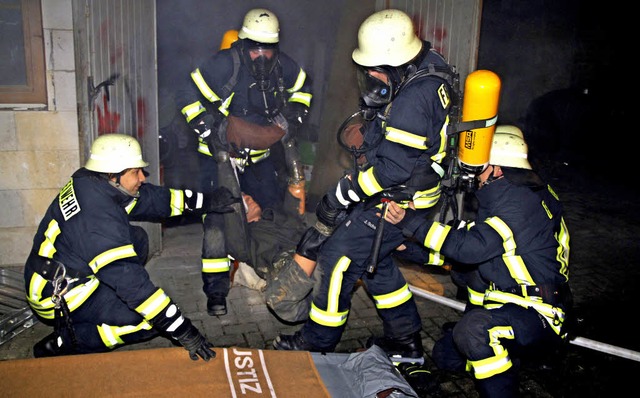 Amoltern. Der beim Wekstattbrand verle...en Feuerwehrleute ins Freie  gebracht.  | Foto: Roland Vitt