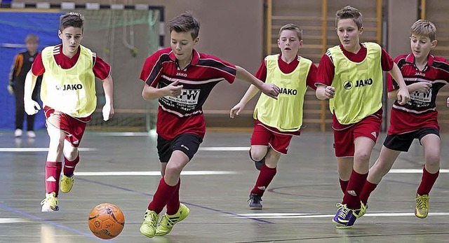 Die E-Junioren der Sportfreunde Winden...ot) im Spiel gegen SV Opfingen (gelb).  | Foto: Daniel Fleig