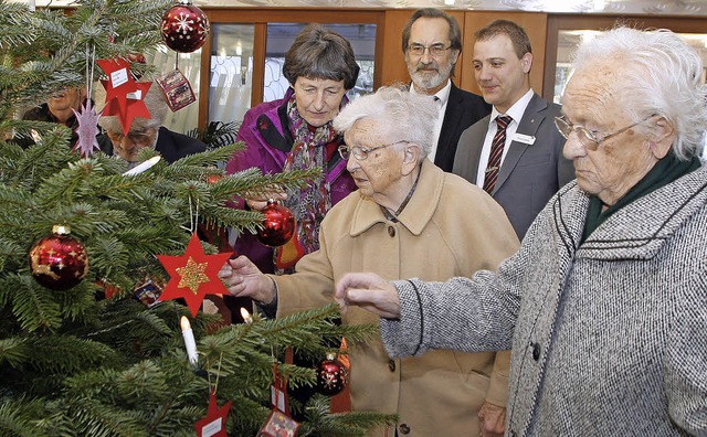 Auf jedem Stern ein  Wunsch: Senioren schmcken den Sparkassen-Tannenbaum   | Foto: Heidi Fssel