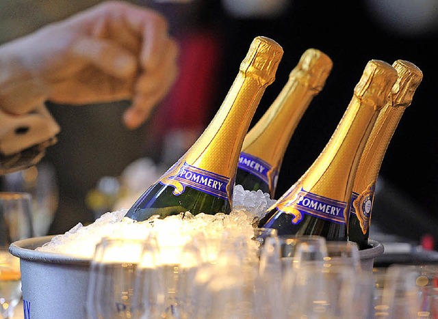 Mehrere Flaschen Champagner haben sich Diebe in der Schweiz gegriffen.   | Foto: dpa