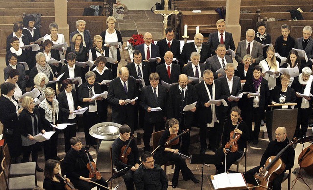 Chor und Orchester beim Adventskonzert in der Barockkirche in Meienheim   | Foto: Heidi Fssel