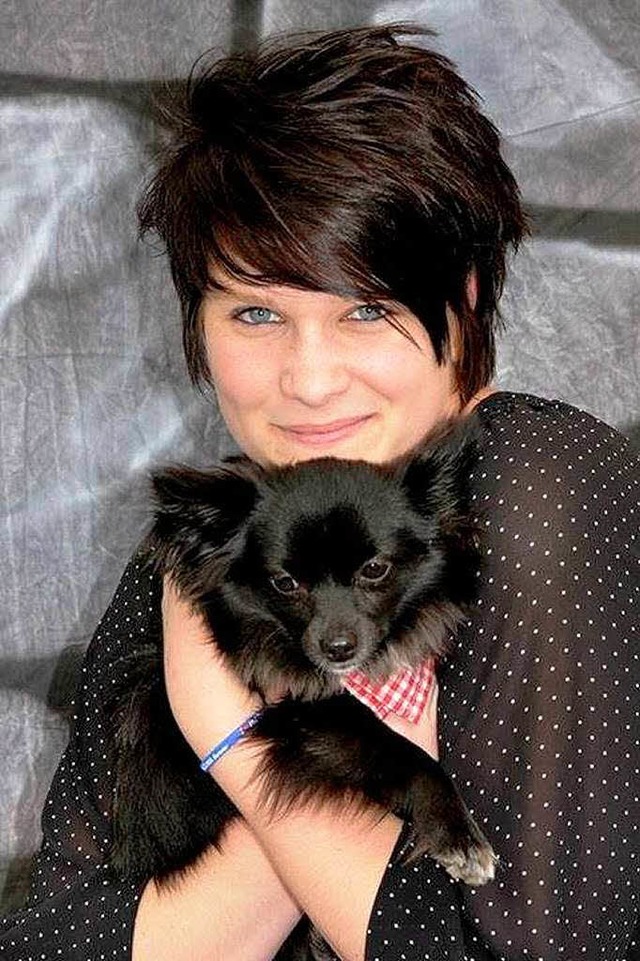 Lisa Schner (mit Chihuahua Ace) betre...Du weit, du bist Emmendinger...&quot;  | Foto: Privat