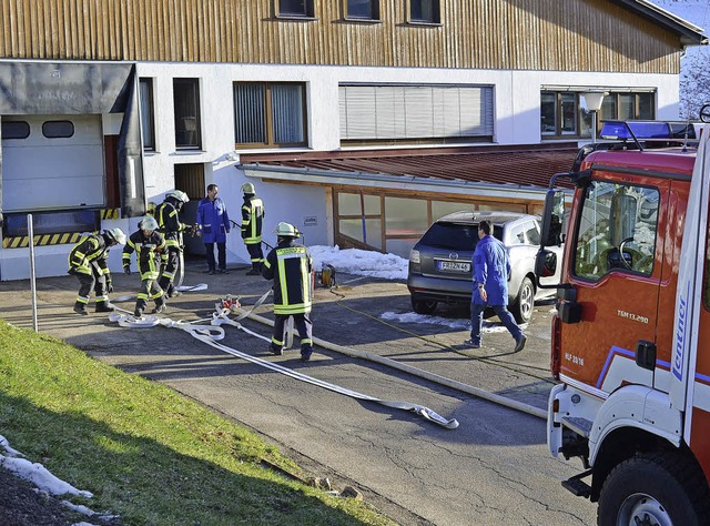 Zu einem Kabelbrand rckten die Feuerw...rde das Gebude rauchfrei geblassen.    | Foto: Kamera 24