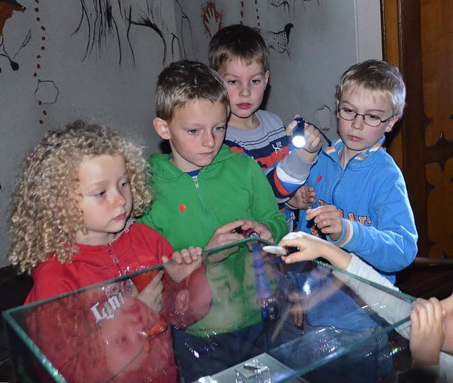 Helle Kpfe: Im Schein der Taschenlampen entdecken die Kinder die Steinzeit.   | Foto: Anita Fertl