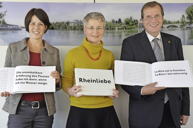Rheinliebe: Ursula Philipps, Ruth Loib...laus Eberhardt mit der Neuerscheinung   | Foto: Ingrid Bhm-Jacob