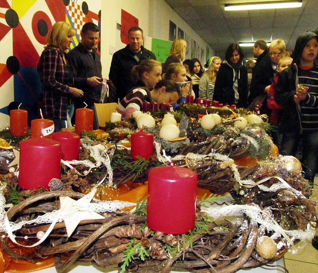 Beim Adventsbasar in der Breisacher Hu...achtskrnze sowie Weihnachtsgebck an.  | Foto: christoph mller