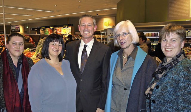 Im  neuen Edeka-Markt in Brombach (von...tschaftsfrderin Marion Ziegler-Jung.   | Foto: Paul Schleer