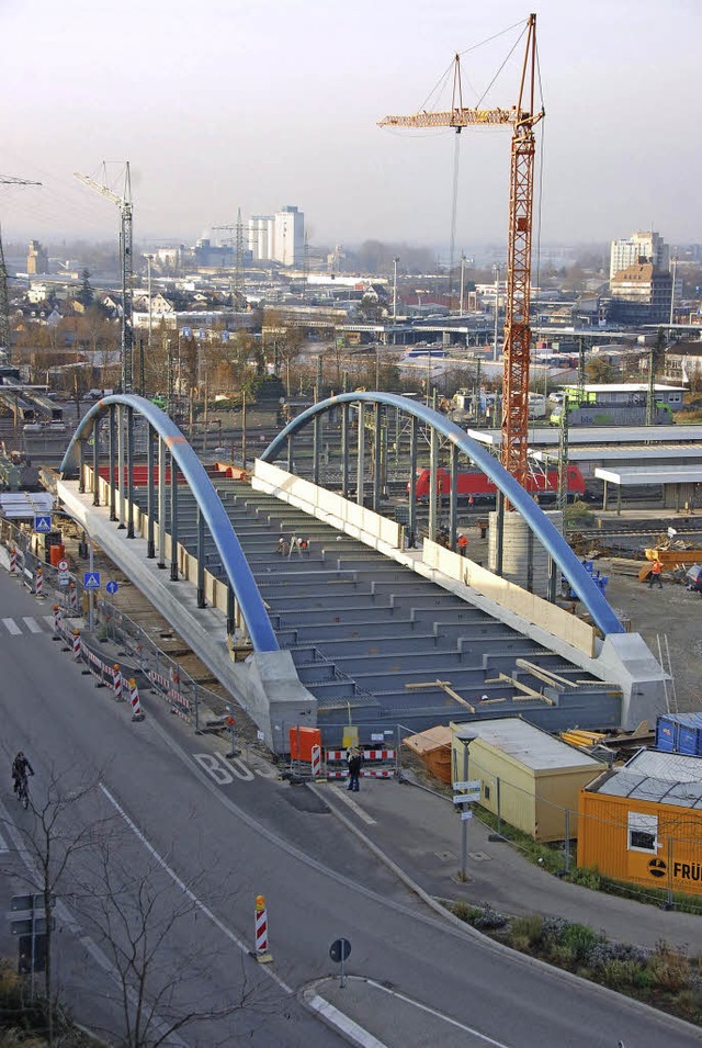 Fertig zum Einschieben: Die Bogenbrcke fr das Tram   | Foto: Frey