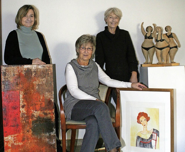 Astrid Homberger (von links) und Marga...Werke in deren Atelier in Eimeldingen.  | Foto: cremer
