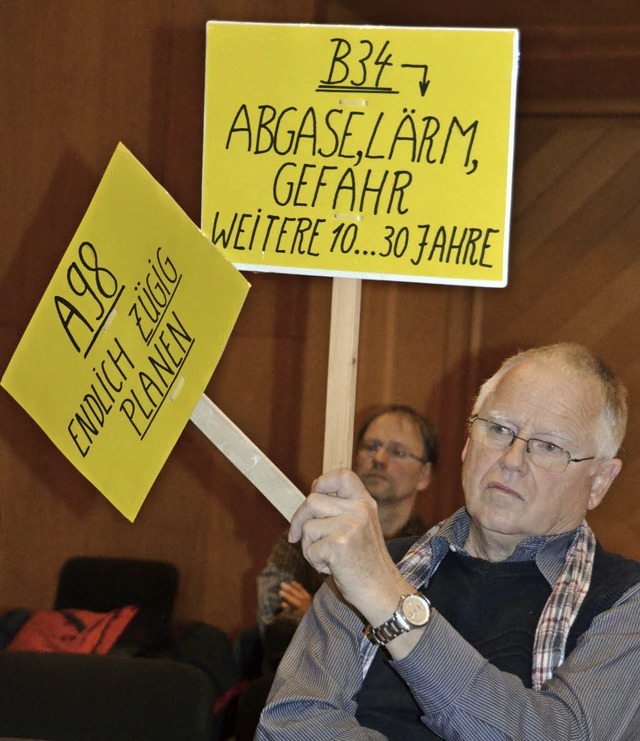 Stiller Protest: Auf Tafeln drckte G...tung im Kursaal aus, was er erwartet.   | Foto: Axel Kremp