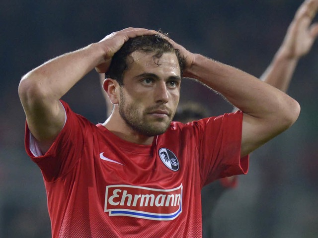 Admir Mehmedi ist sichtlich enttuscht... Niederlage im DFB-Pokal-Achtelfinale.  | Foto: AFP