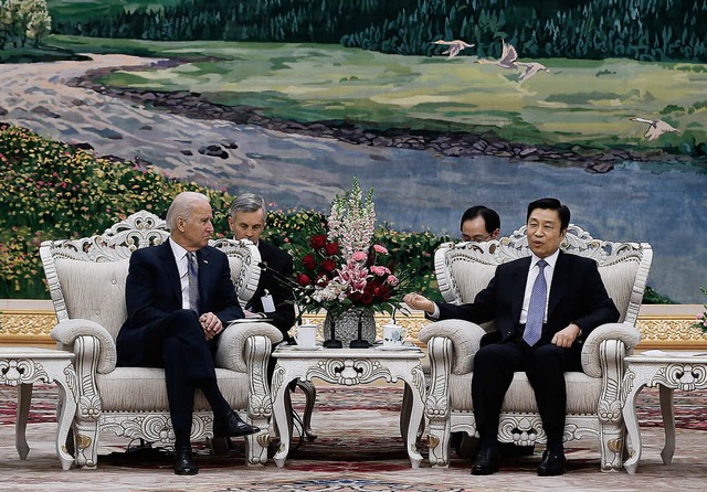 Der amerikanische Vizeprsident Joe Bi...nesischen Vizeprsidenten Li Yuanchao.  | Foto: AFP