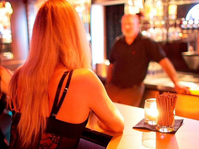 Eine Prostituierte wartet in einem Bordell an der Bar auf Freier.  | Foto: dpa