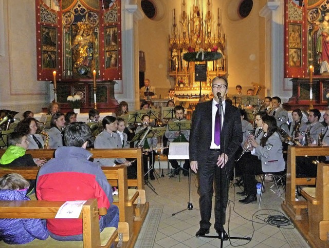 Beim Kirchenkonzert des MV Grunern tra...ner Beyer, auch als Gesangssolist auf.  | Foto: M. Burkert