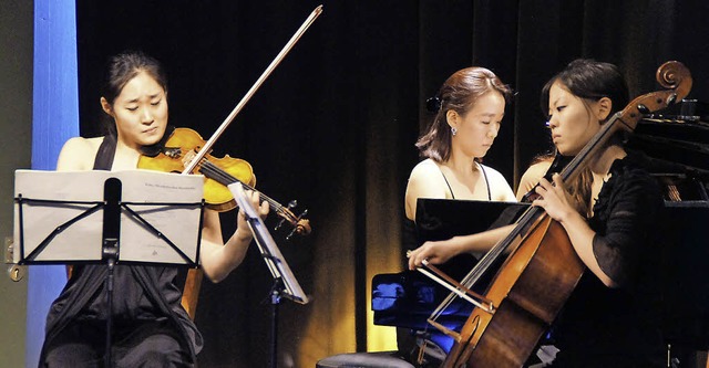 Matinee in der Kumedi: Studierende der...ng Choir, Jung-Ah Lee und Aoi Udagawa.  | Foto: Ilona Hge