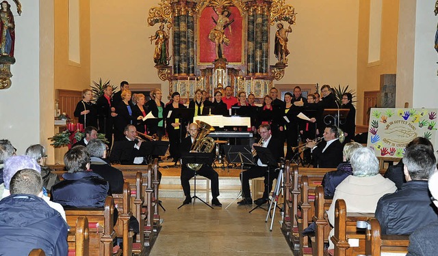 Badisch Brass und der Chor &#8222;MixD...usizierte in der Simonswlder Kirche.   | Foto: Dauenhauer