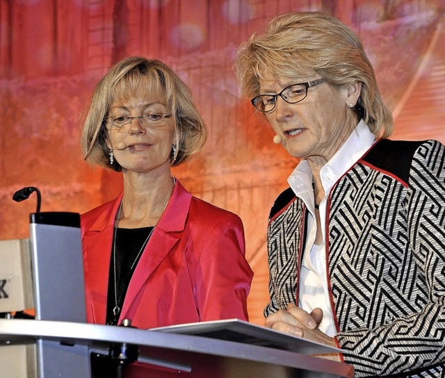 Ludwina Geiger (rechts) und Lioba Metz beim Adventskaffee.  | Foto: B. Rein