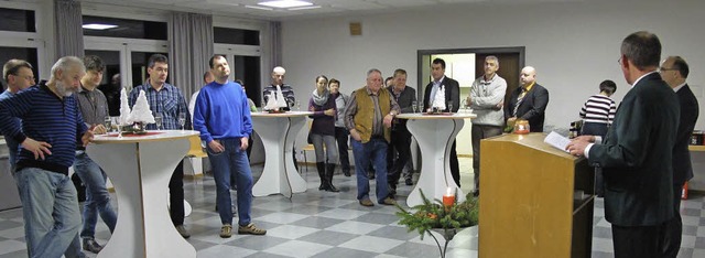 Ortsvorsteher Franz Lupfer (rechts am ...novierten Gemeindesaal in Katzenmoos.   | Foto: Helmut Hringer