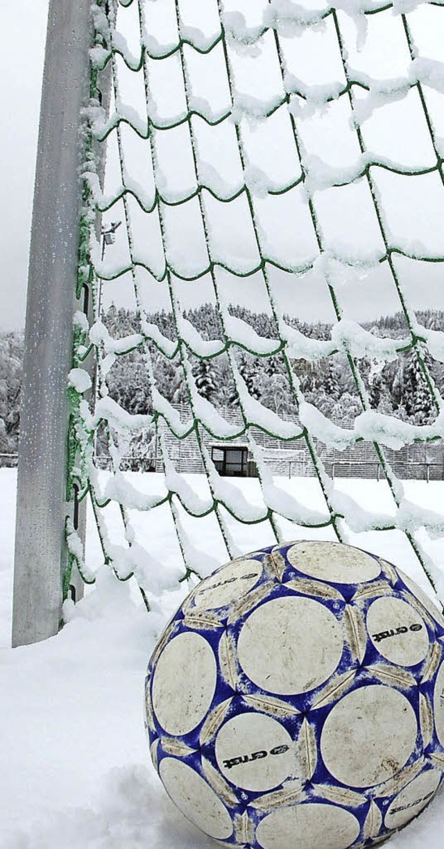 Der Ball und ein eiskalter Feind der Fuballer: Schnee    | Foto: ruoff