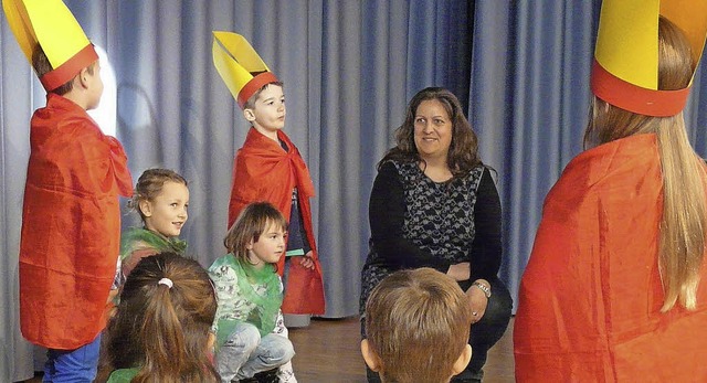 Die Schulanfnger vom Kindergarten &#8...uten die Senioren mit Spiel und Tanz.   | Foto: E. Weiss