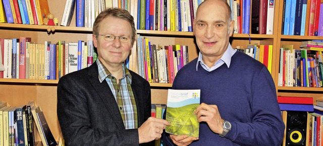 Pfarrer Uwe Rskamp und Kirchenltester Joachim Mhling   | Foto: Erggelet