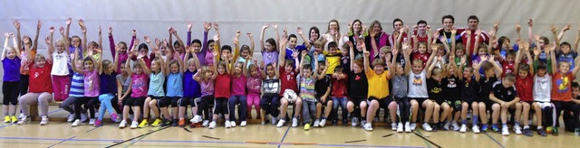 68 Grundschulkinder und acht Lehrer de... anderthalbstndigen Fuballprogramm.   | Foto: Brosi