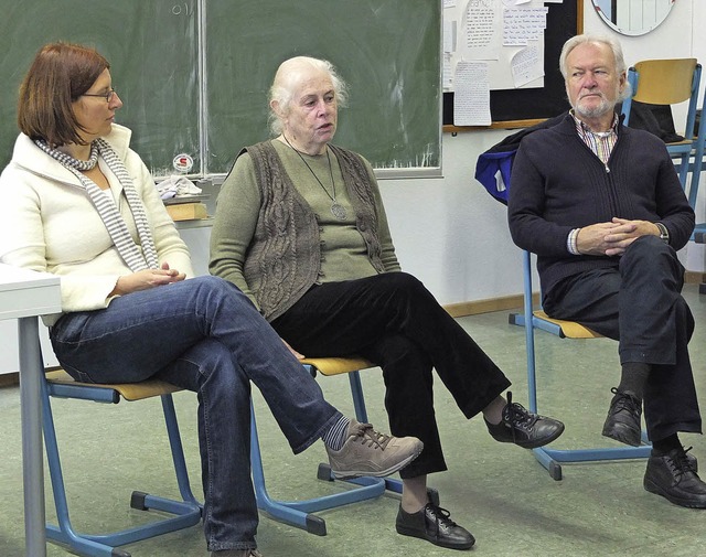 Julijana Zarchi (Mitte) berichtete der...mus, die sie selbst als Kind erlebte.   | Foto: Iris Knig