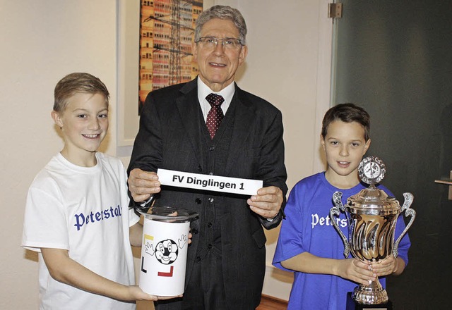 Unter den Augen der beiden D-Jugendspi... G. Mller  die Gruppenauslosung vor.   | Foto: Verein