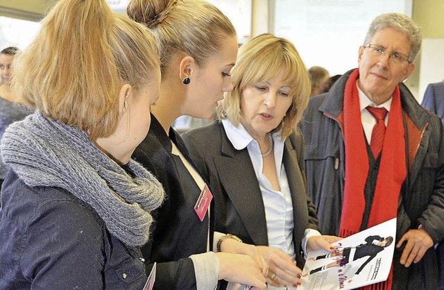 Staatssekretrin Marion von Wartenberg...e die  bungsfirma erklren  erklren.  | Foto: Martin Herceg