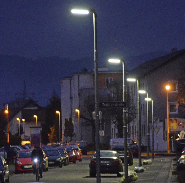 Orangefarben leuchten diese alten Lamp...Adolf-Senger-Strae, wei die mit LED.  | Foto: Peter Gerigk