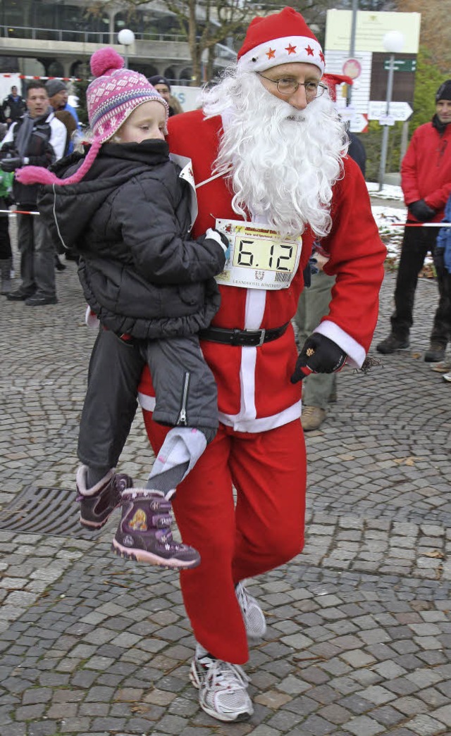 Beim Nikolauslauf in Badenweiler trgt...s auch mal die Allerjngsten ins Ziel.  | Foto: Stinn