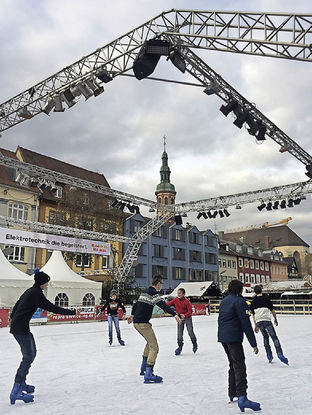 Besinnliche Stille kehrt am Samstag auf der Eisbahn ein.    | Foto: hsl