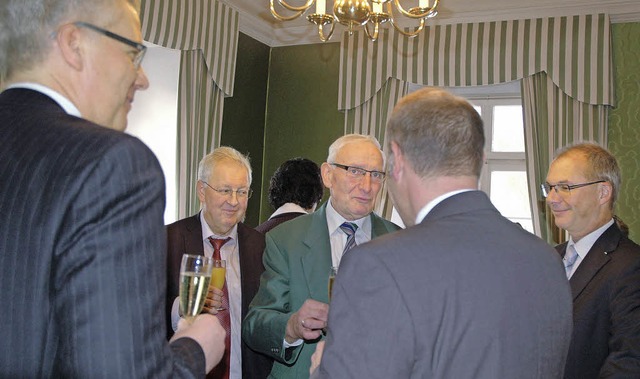 Otto Thoma (Mitte) mit seinen Gsten whrend der Abschiedsfeier im Gerichtssaal.  | Foto: Christiane Sahli