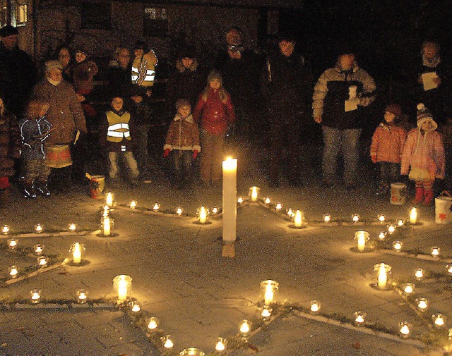 Der Gundelfinger Adventskalender wurde... Jeden Abend wird ein Fenster geffnet  | Foto: Andrea Steinhart