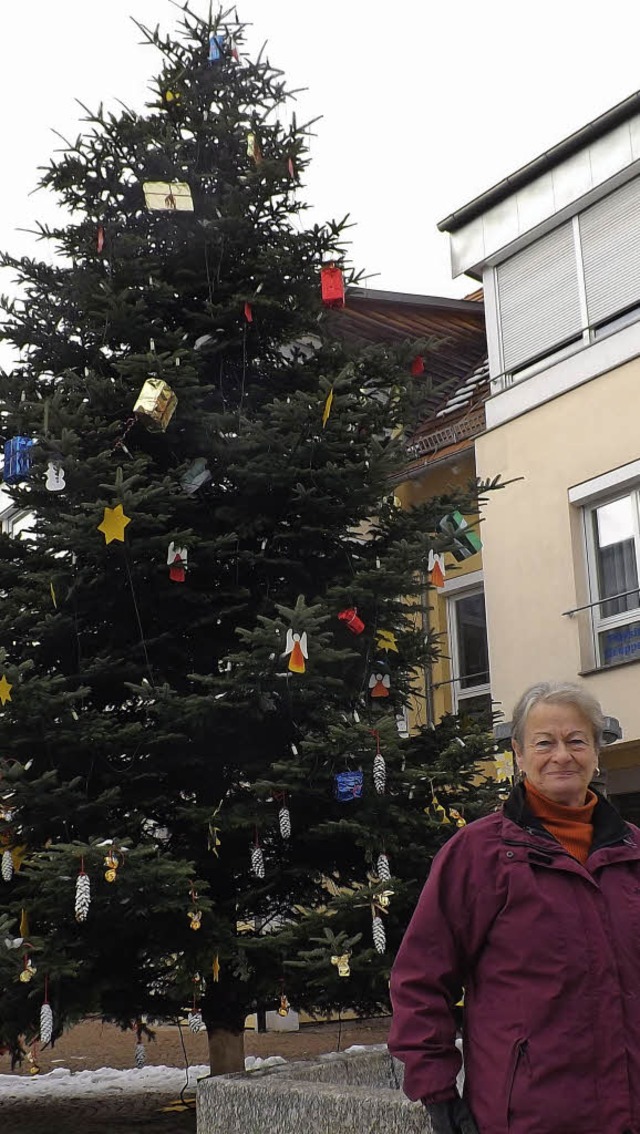 Dieser Christbaum soll bis auf weitere...re am Rickenbacher Dorfbrunnen sein.  | Foto: wolfgang Adam