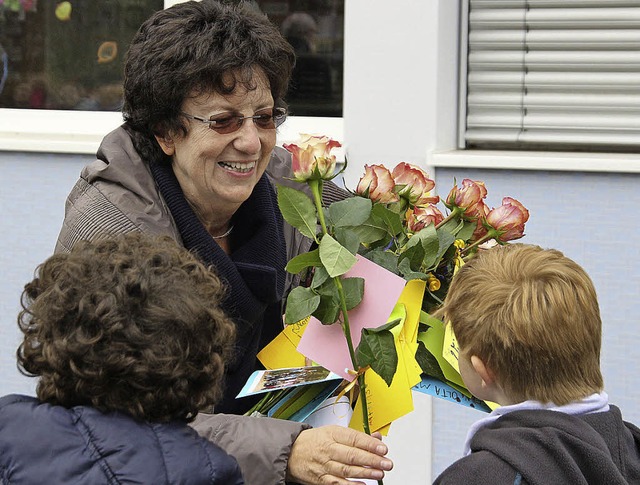 Blumen bekam Jutta Mikuszies von den Goetheschlern.   | Foto: privat