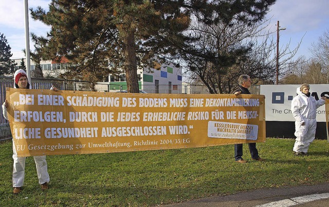 Mit mehreren Bannern erwarteten Vertre...eitung des Nachhaltigkeitsgutachtens.   | Foto: Albert Greiner