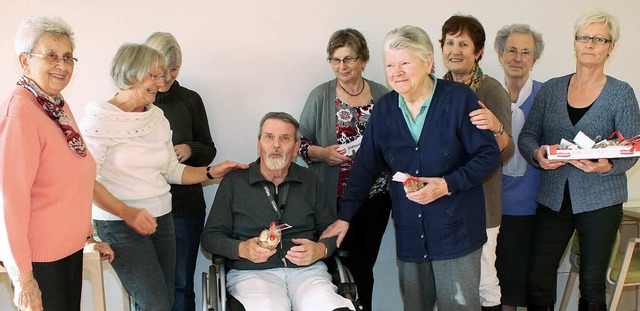 Mit Zuckerbrtli berraschten die Frau...cherer, Renate Bingler und Rita Kowol.  | Foto: cremer